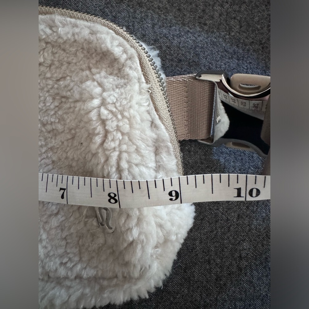 NWOT Lululemon Everywhere Fleece Belt Bag Light Ivory - Picture 8 of 8
